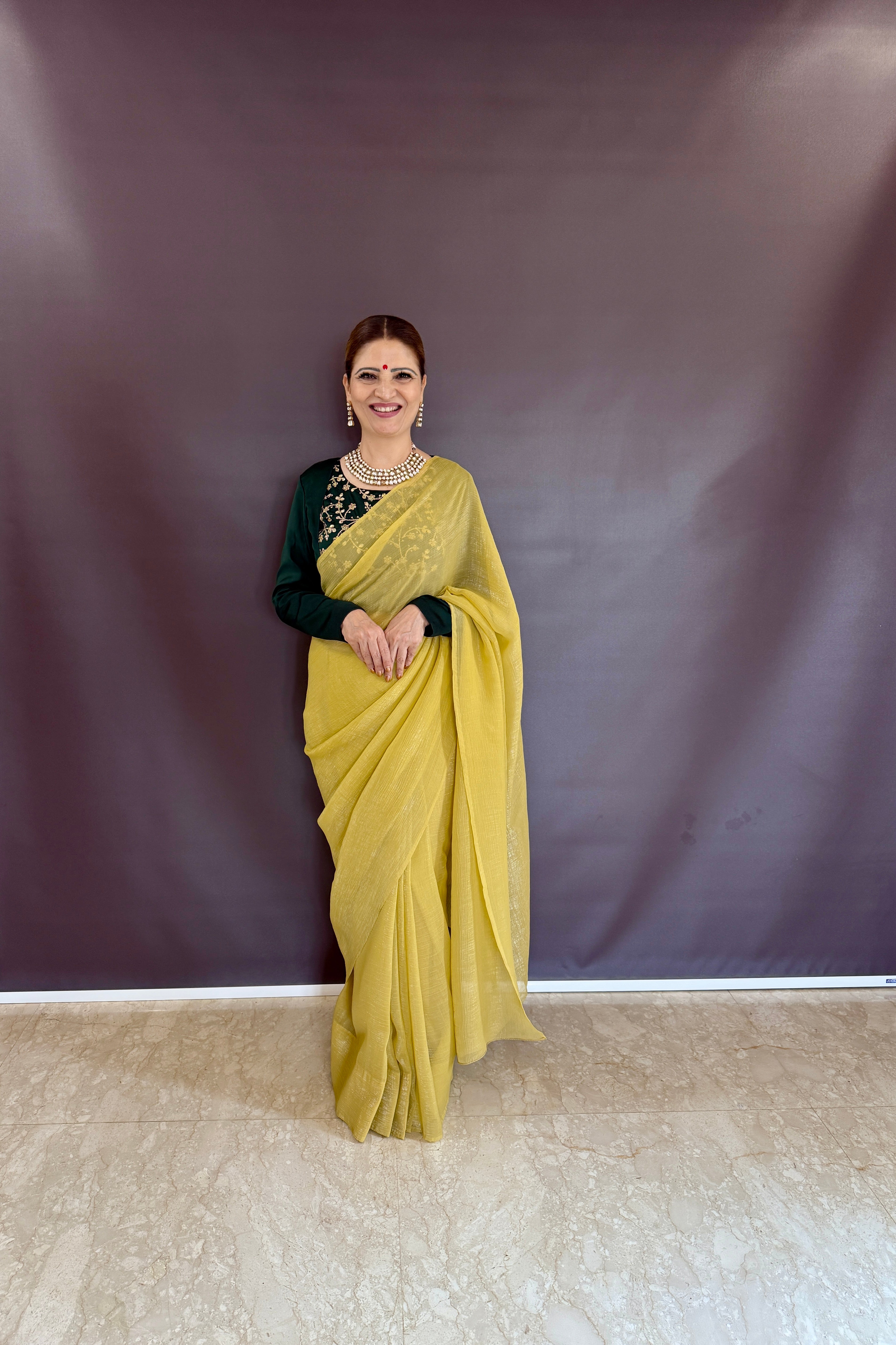 Get this sparkle silk saree with trendsetting kanthi blouse look